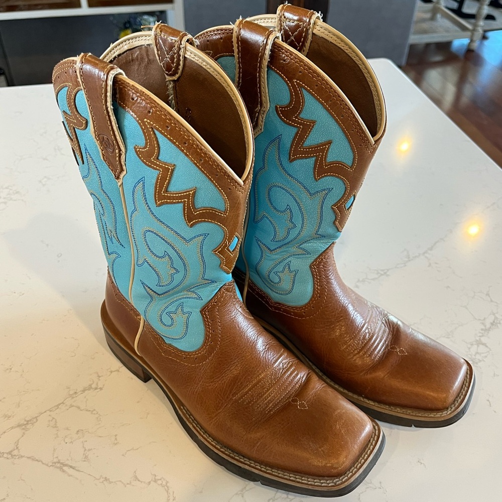 Ariat women’s cowboy boots 8B Like new